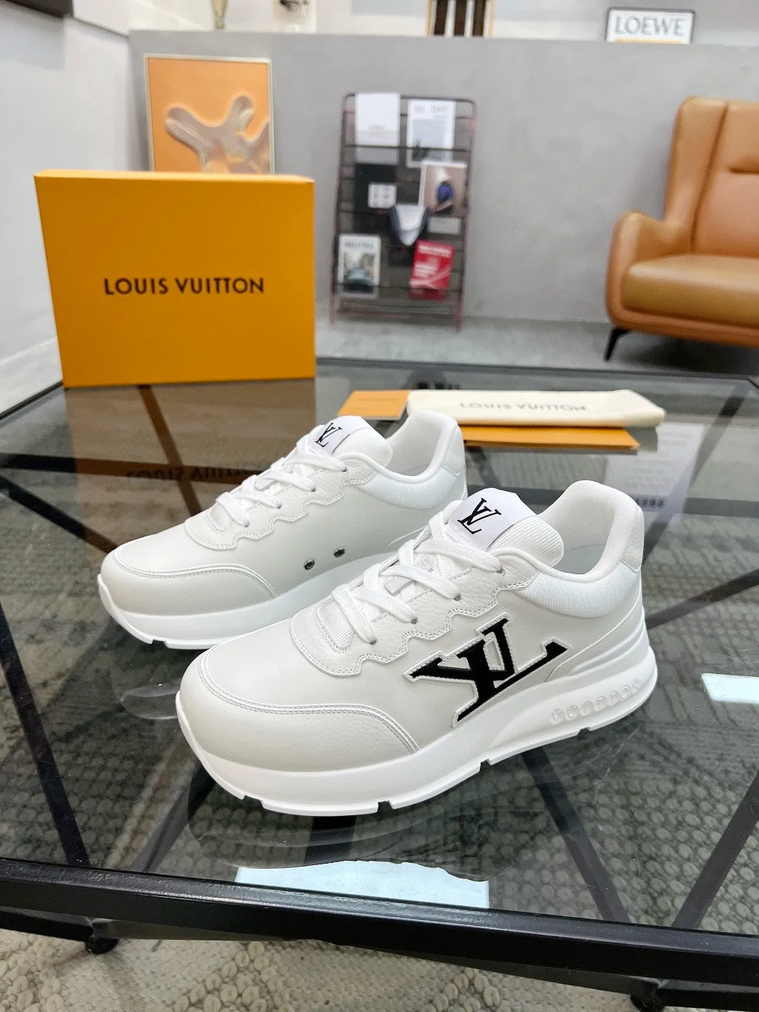 Factory price: 460💰Lv🔍Top purchasing agent🇮🇹 Road The most popular sports shoes for street men are available at the same counter. The uppers are imported cowhide fabrics from Italy, high-quality spliced colorful and complex handicrafts, imported comfortable mesh linings, soles: original soles specially provided by the original factory, T men's men's shoes 💰U foam exclusive movable molded soles are super comfortable, original factory and single goods, 🔍🔍high quality, you can enter and exit the counter at will, welcome to compare, code number 38-44, (45 customized)